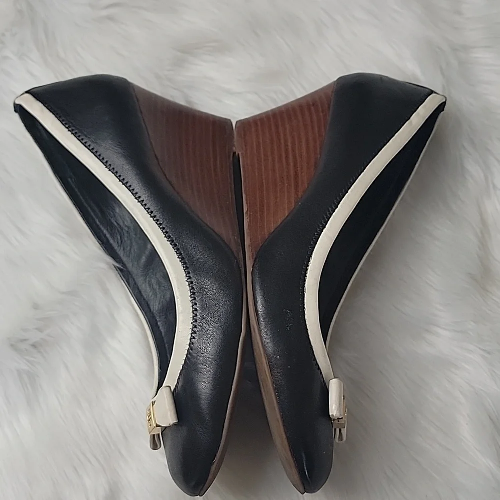 TORY BURCH Navy Blue White Edge Bow Gold Tone Logo Preppy Nautical Wedge Heels 9